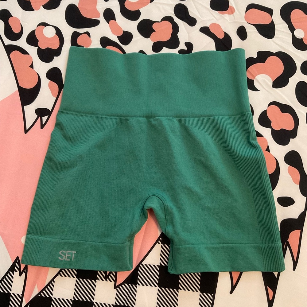 SET ACTIVE high rise biker shorts (green)
